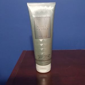 Snowflakes and cashmere body cream